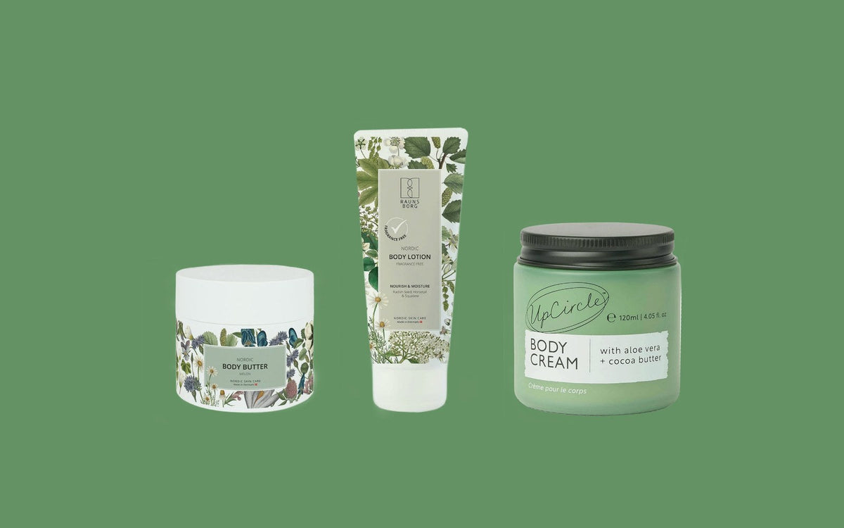 Raunsborg Body Butter Melon, Raunsborg Nordic Body Lotion og UpCircle body cream stillet op fra tyk til tynd på grøn baggrund