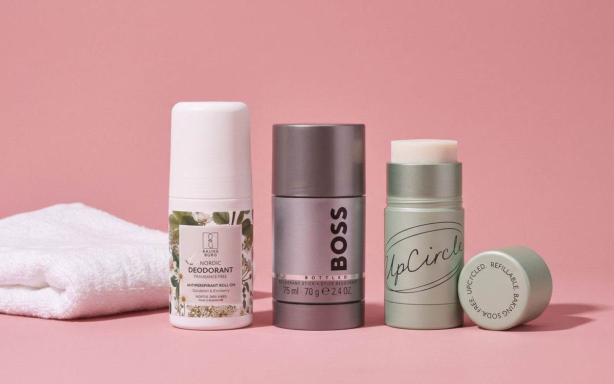 Raunsborg Nordic Deo Roll-on Antiperspirant Parfumefri, Hugo Boss Boss Bottled Deodorant Stick og UpCircle Refillable Deodorant på lyserød baggrund