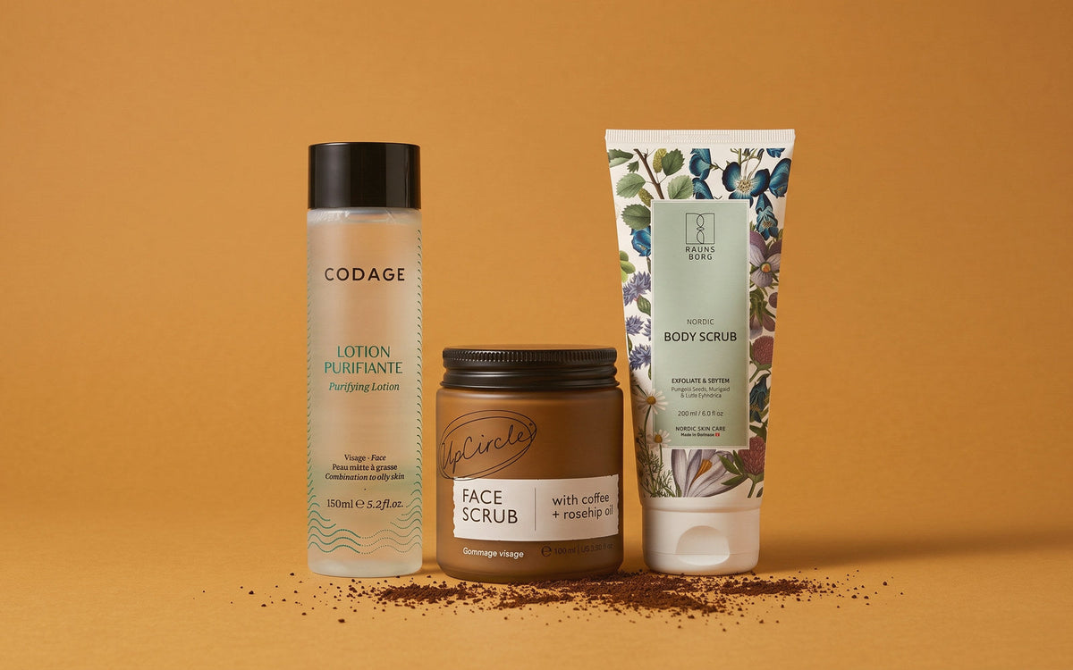 CODAGE Purifying Lotion, UpCircle Coffee Face Scrub og Raunsborg Nordic Body Scrub på okker baggrund