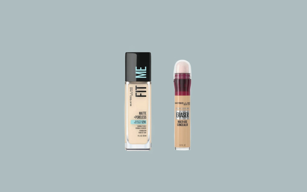 Maybelline Fit Me Matte + Poreless foundation ved siden af en Instant Age Rewind concealer på gråblå baggrund