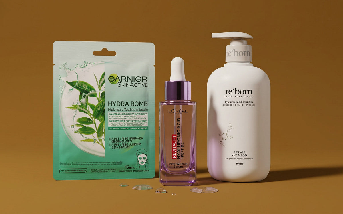 L'Oréal Paris Revitalift Filler Serum, Garnier Skin Active Moisture Bomb Sheet Mask og Reborn Repair Shampoo Hyaluronic Acid Complex på mørk okker baggrund