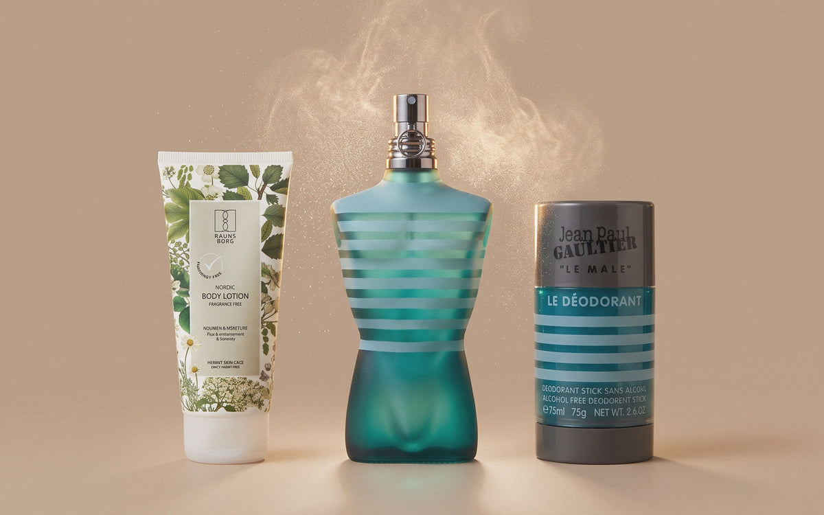 Jean Paul Gaultier Le Male eau de toilette mellem en parfumefri Raunsborg bodylotion og en Le Male deodorantstift på sandfarvet baggrund