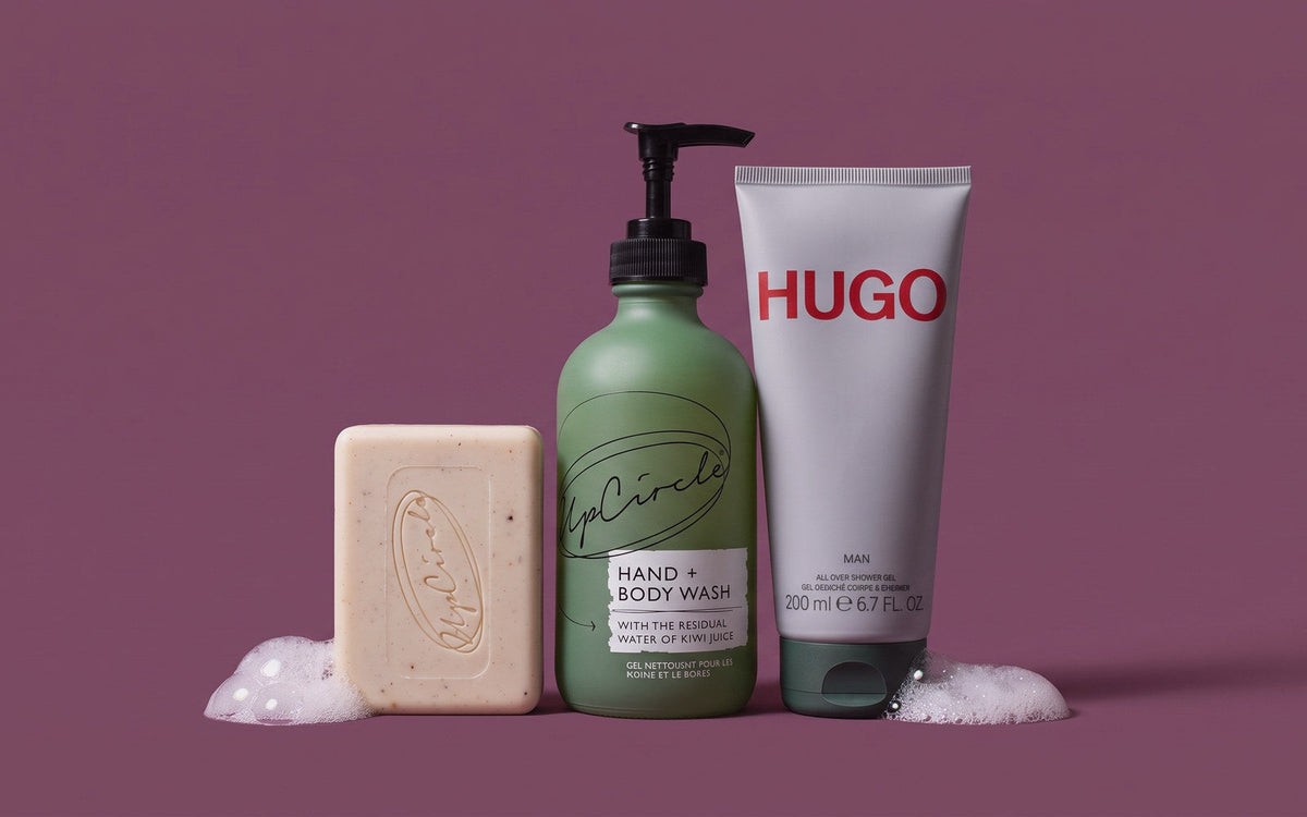 UpCircle Fennel & Cardamom Chai Soap Bar, UpCircle Hånd + Body Wash med Kiwi Water og Hugo Boss Hugo Man Shower Gel på blomme baggrund