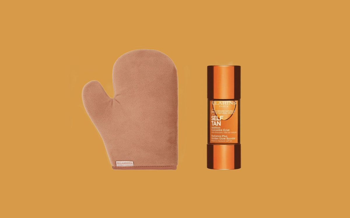 Bellamianta selvbruner-handske ved siden af Clarins Self Tan Golden Glow Booster på okkerfarvet baggrund