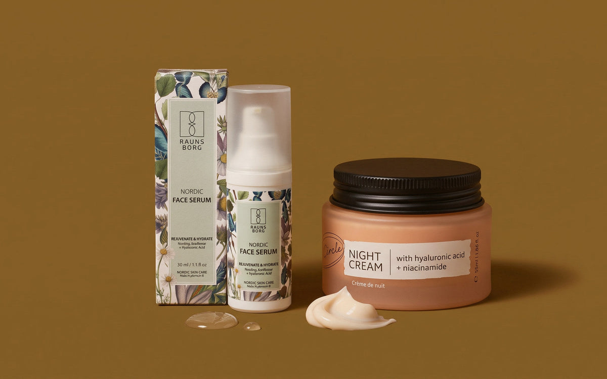 Raunsborg Nordic Face Serum med æske ved siden af en UpCircle natcreme i krukke på okkerfarvet baggrund